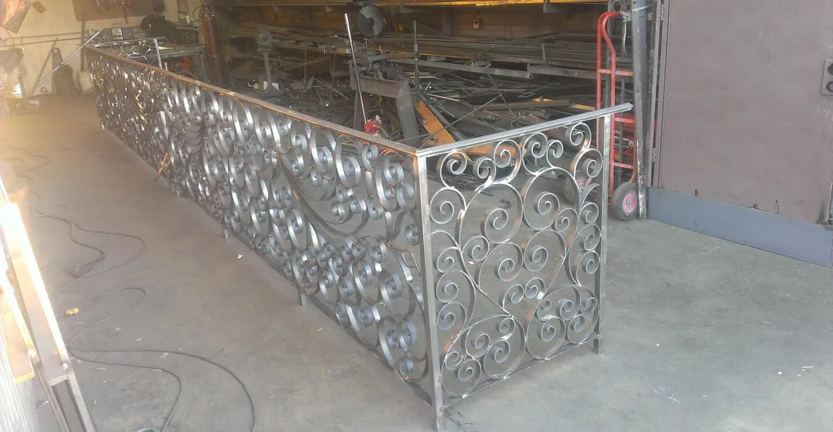 Scrollwork guardrail in raw steel, in the shop
