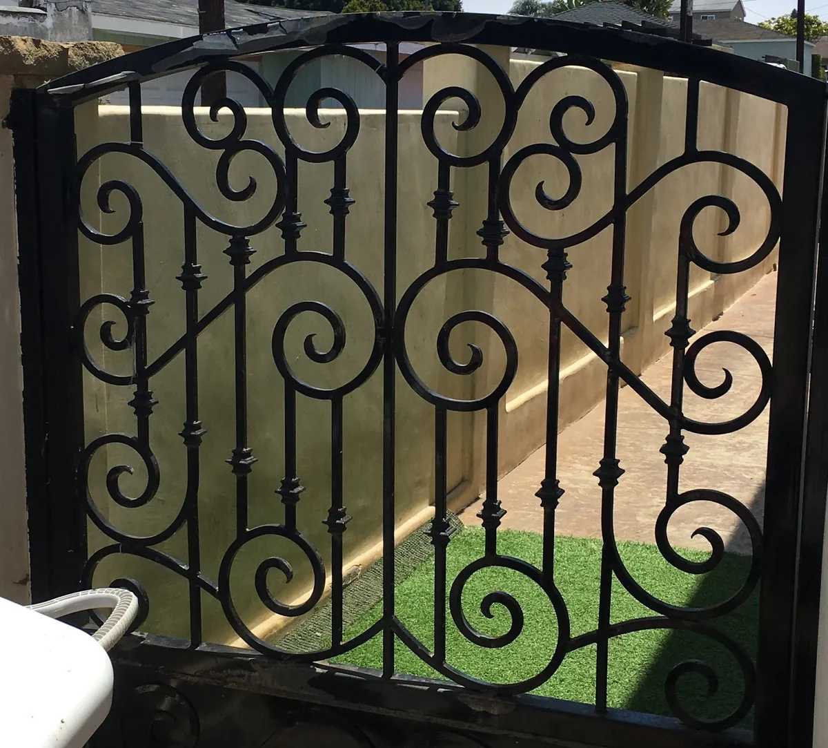 Side gate with scrollwork, black finish