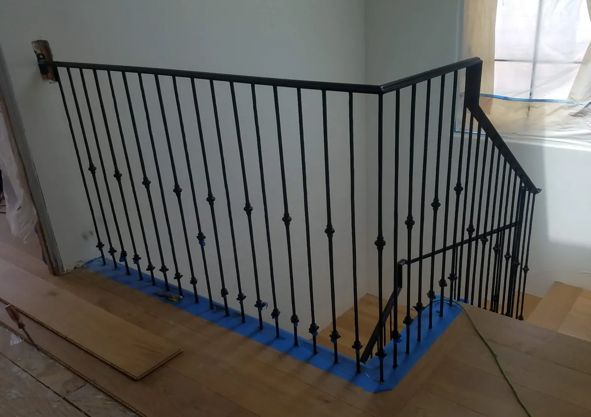 Landing rail with knuckle balusters