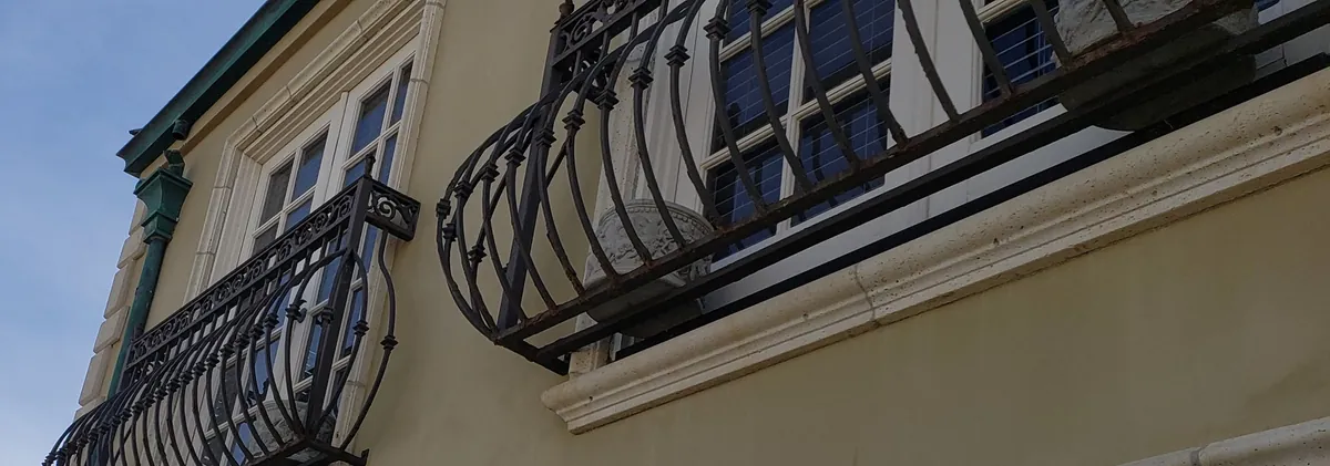Belly balcony rails