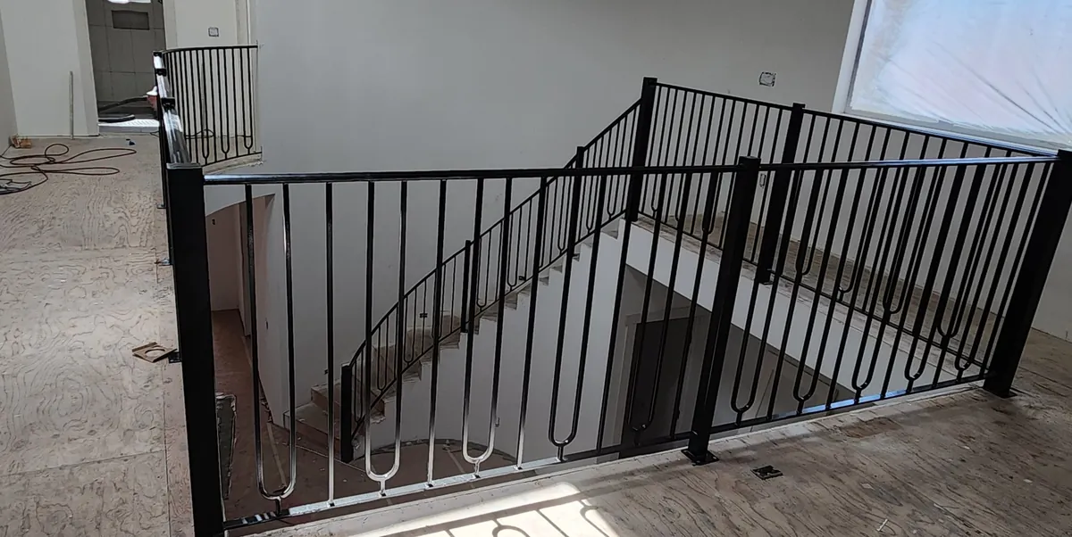 Modern loop-picket guardrail