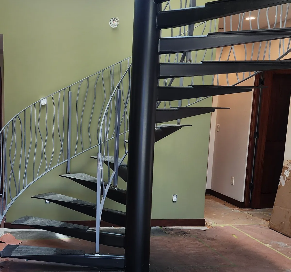 Spiral staircase with wave-picket rail
